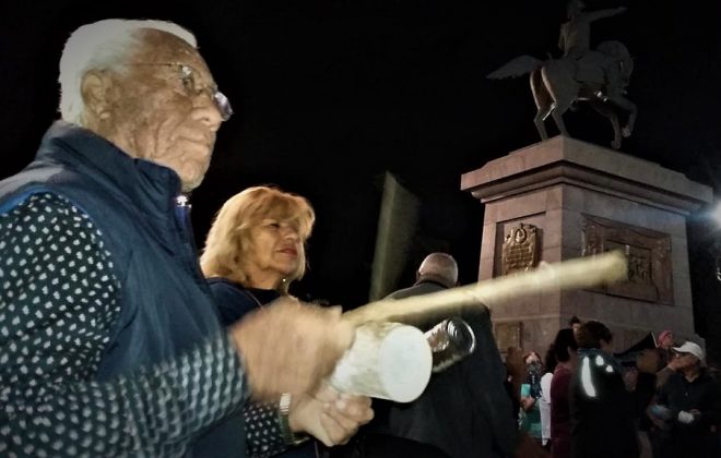 Los vecinos marchan contra el tarifazo en la plaza San Martín