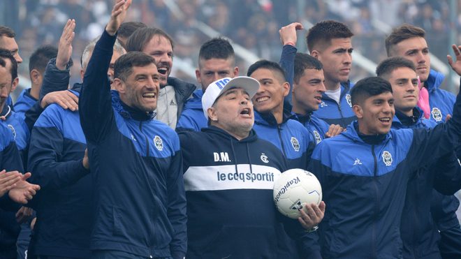 Emotiva presentación de Maradona en Gimnasia