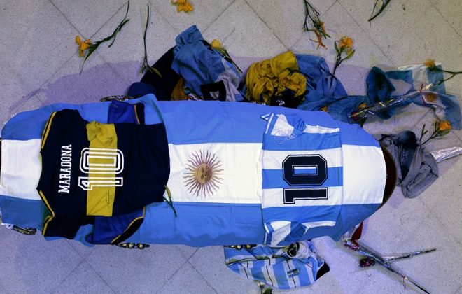 Una multitud despide a Diego Maradona en la Casa Rosada