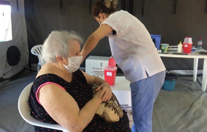 Inició la vacunación en mayores de 80 años y docentes registrados en sistema