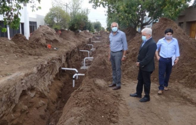 Recorrida del ministro de Obras Públicas por obras de saneamiento en Santa Rosa