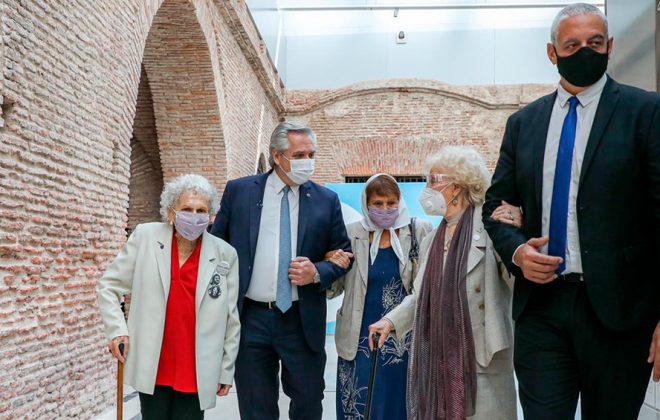 Fernández homenajeó a las “inmensas” Madres, Abuelas y familiares de desaparecidos