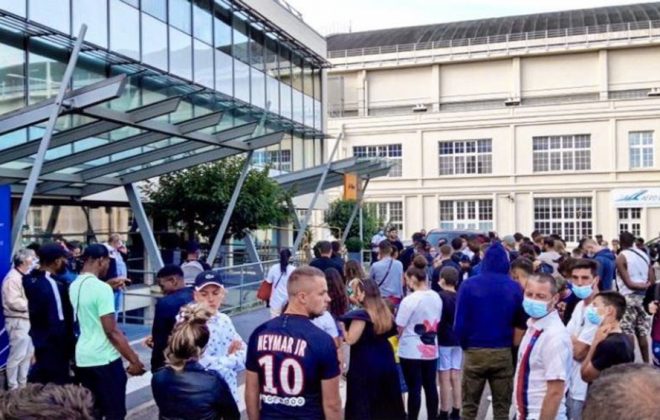 Cientos de fanáticos del PSG esperan a Messi en el aeropuerto y el estadio