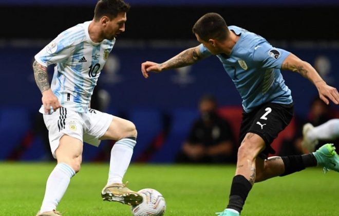 Argentina pone en juego su invicto de 23 partidos en el clásico ante Uruguay