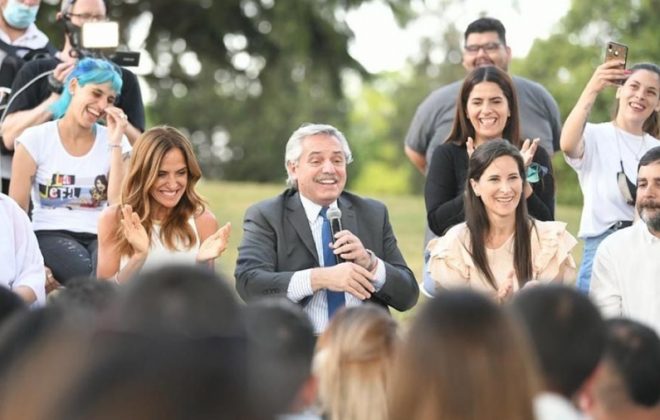 Fernández le habló a jóvenes: “Nunca pierdan esa voluntad de transformación”