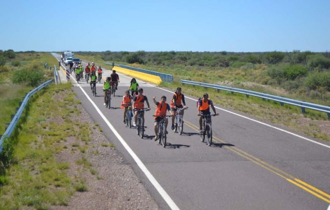 Estudiantes de Santa Isabel en bicicleteada de concientización por el río Salado