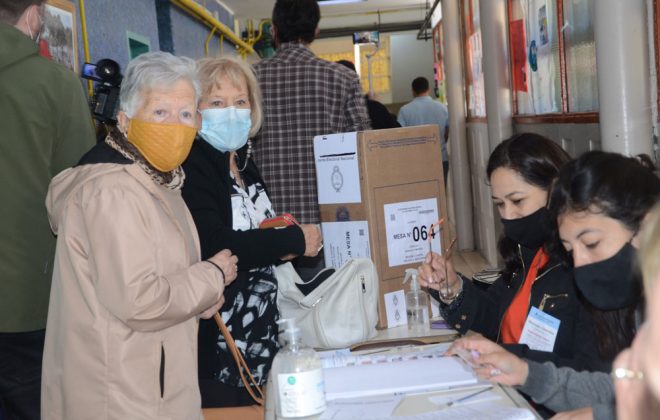 A las 17 horas votó el 64% del padrón y la participación supera a las PASO