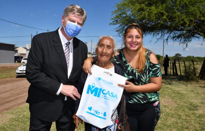 Ziliotto entregó viviendas a familias de Telén y anunció ocho más