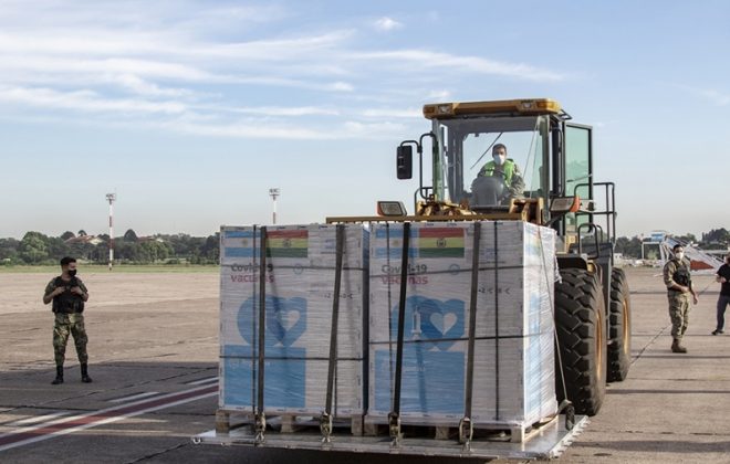 Argentina envió a Bolivia un millón de dosis de AstraZeneca con un vuelo cargado de simbolismo