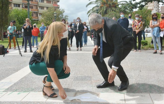 Descubrieron baldosas con el nombre de desaparecidos en la Plaza San Martín