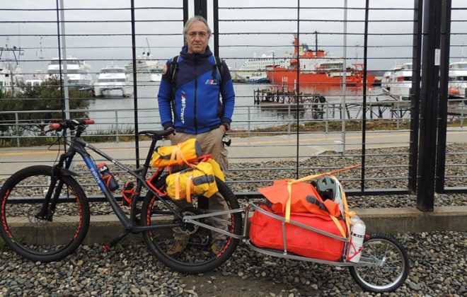 Un español recorre en bicicleta 4 mil kilómetros para unir Ushuaia con Galicia