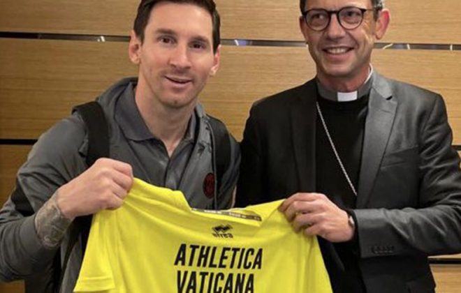 Messi recibió una camiseta del equipo del Vaticano firmada por el papa Francisco