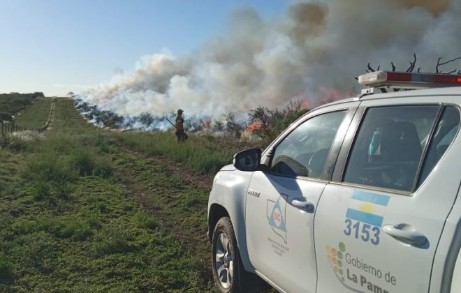 Brigadistas controlaron incendio en zona rural de General Acha