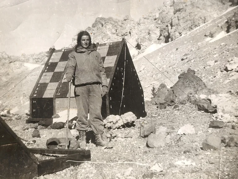 La mujer que fabricó su propia ropa para escalar montañas y fue la primera argentina en hacer cumbre en el Aconcagua￼