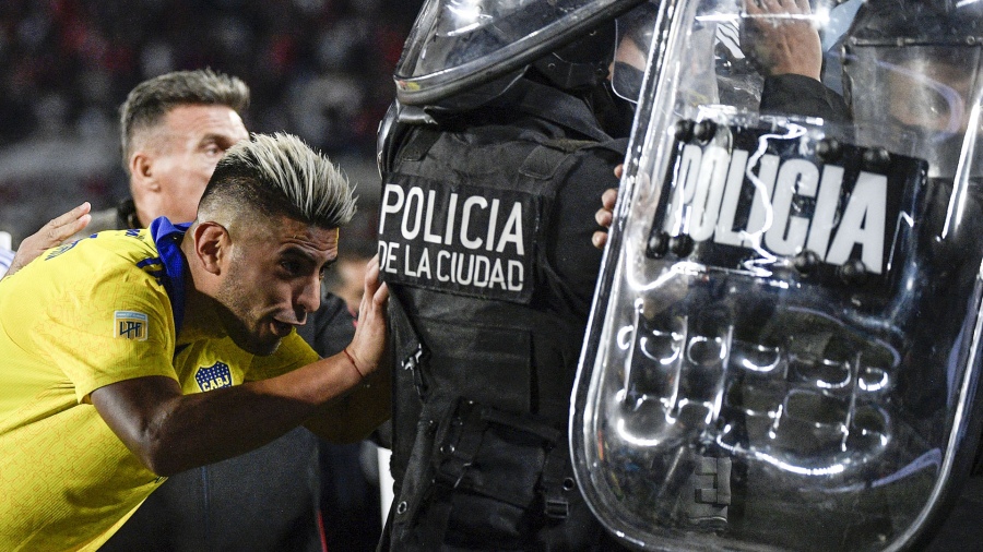 Los hinchas de River atacaron a los jugadores de Boca tras el partido