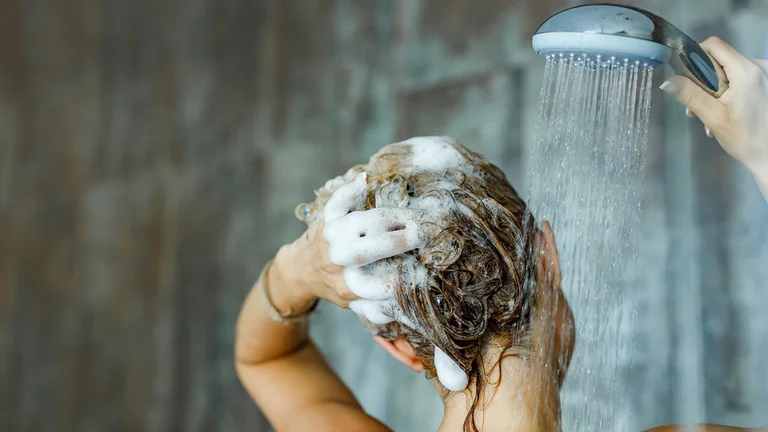 ¿Es bueno o malo?: qué dicen los expertos sobre lavarse el pelo todos los días