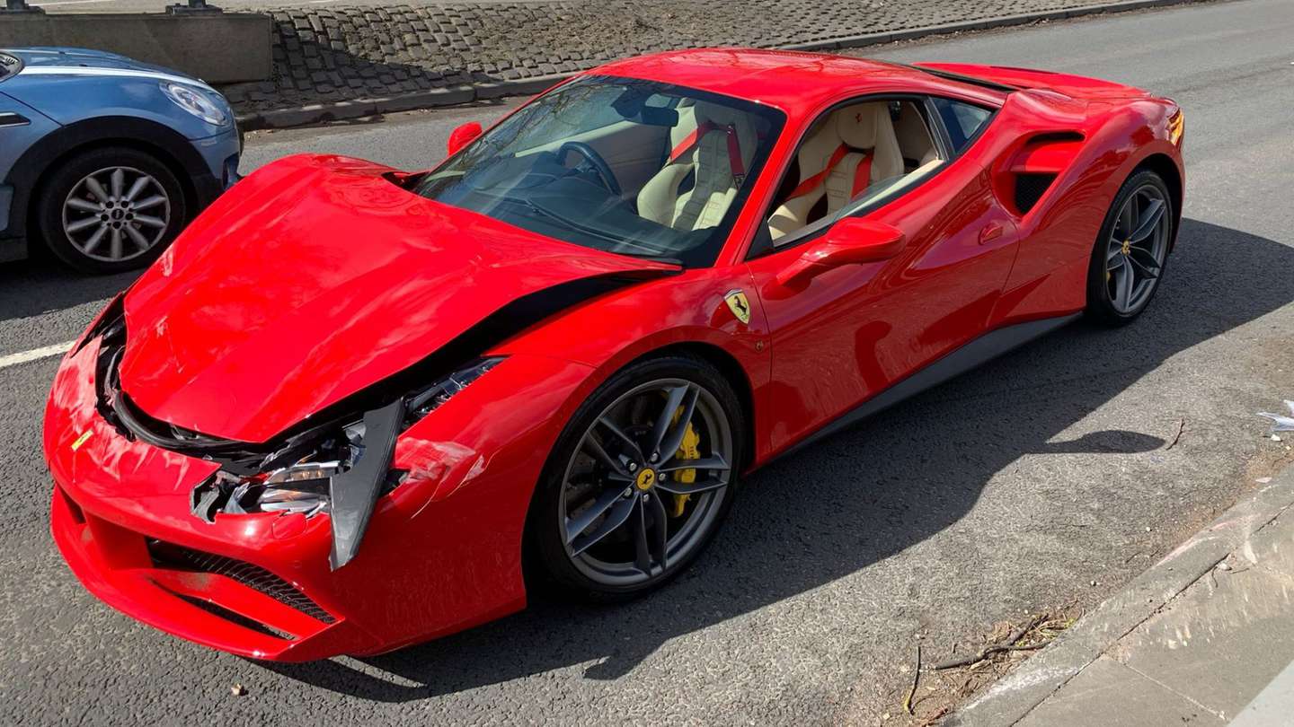 Se compró una Ferrari y la estrelló 30 cuadras después de retirarla del concesionario￼
