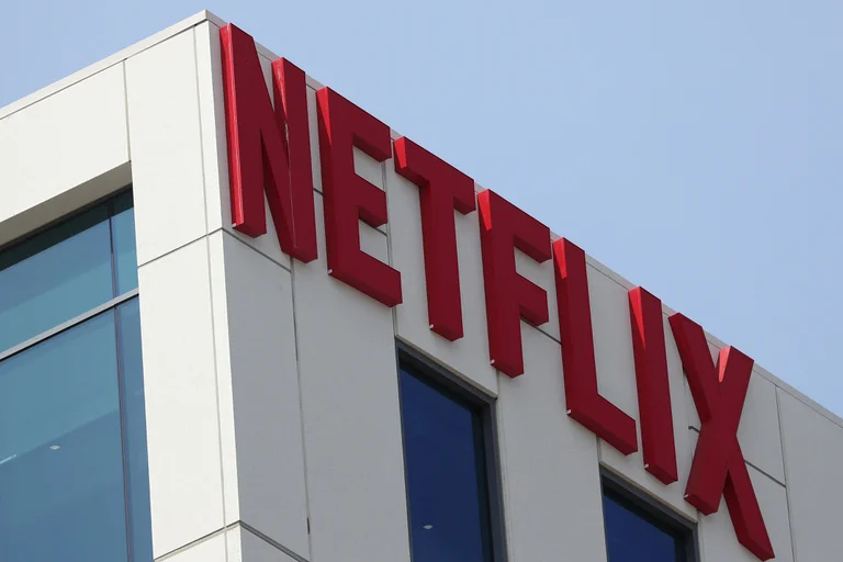 Los suscriptores de Netflix cayeron por primera vez en una década y las acciones se desplomaron un 24%