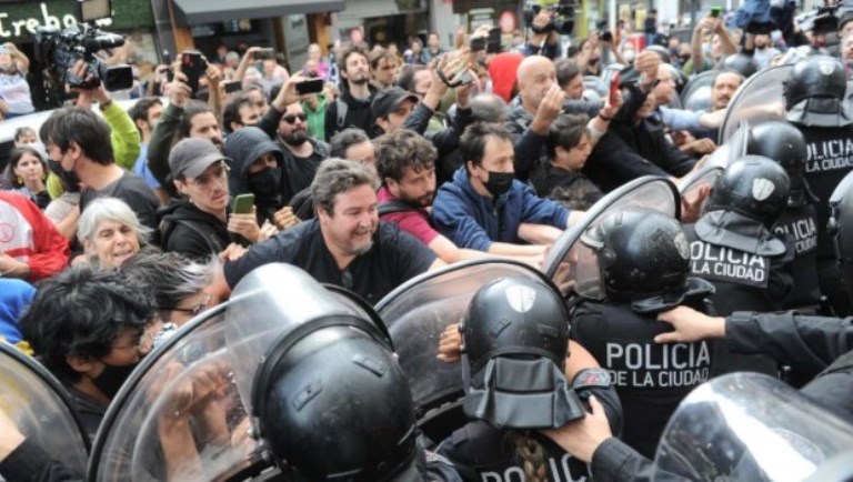 Serios incidentes por una manifestación de trabajadores del INCAA y dos detenidos