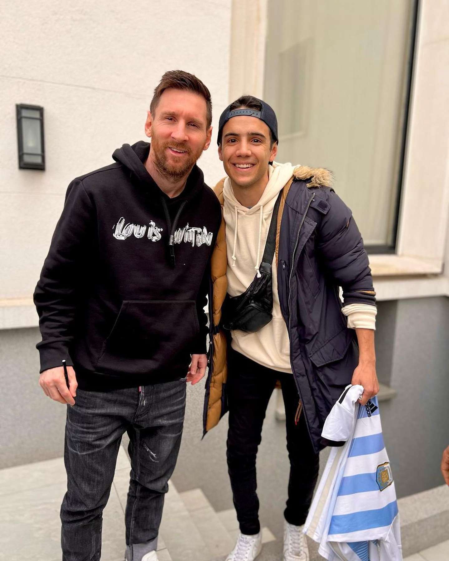 Lionel Messi les cumplió el sueño a dos fanáticos que se acercaron a la puerta de su casa en París