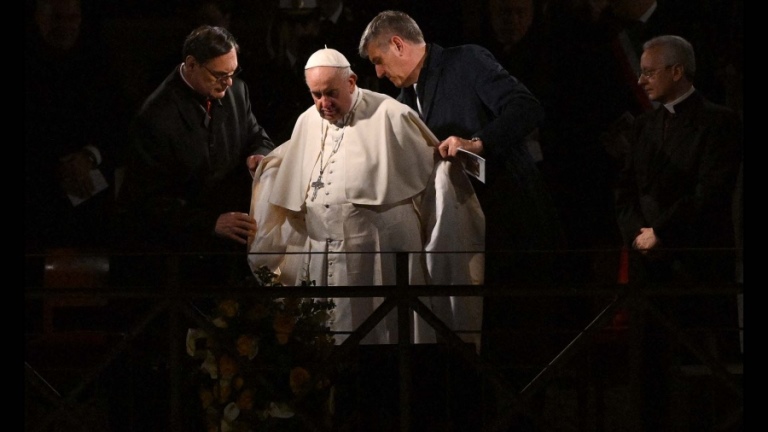 El Papa Francisco pidió en el Vía Crucis que “los adversarios se den la mano”
