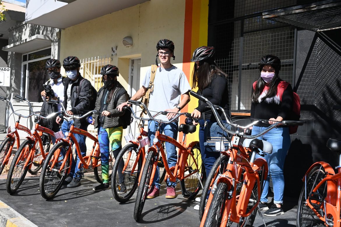 La UNLPam entregó 73 bicicletas a sus estudiantes