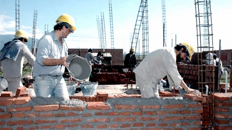 Según el INDEC, la industria subió 6,9 % en julio respecto a junio y la construcción 8%