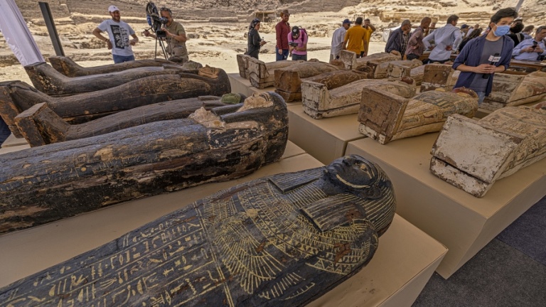 Egipto: Descubren 250 sarcófagos y 150 estatuas del siglo V antes de Cristo cerca de El Cairo