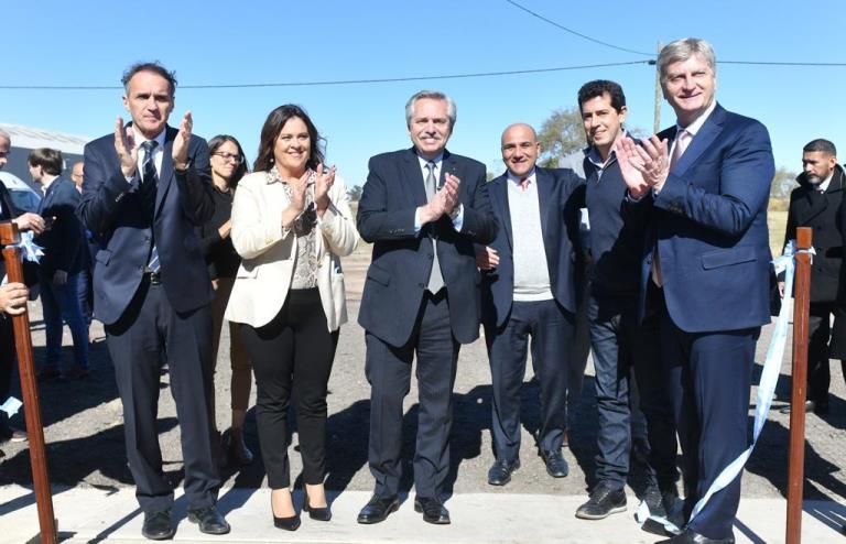 Alberto Fernández inauguró en General Pico un Centro de Transferencia de Residuos y recorrió una fábrica de silobolsas