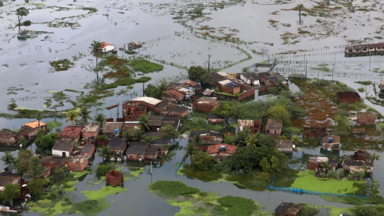 Brasil: Ascienden a 100 los muertos por las lluvias torrenciales en el noreste del país