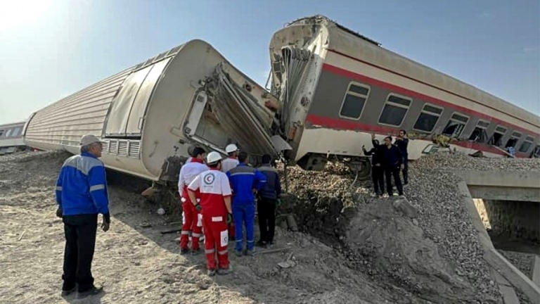 Irán: al menos 17 muertos y decenas de heridos al descarrilar un tren