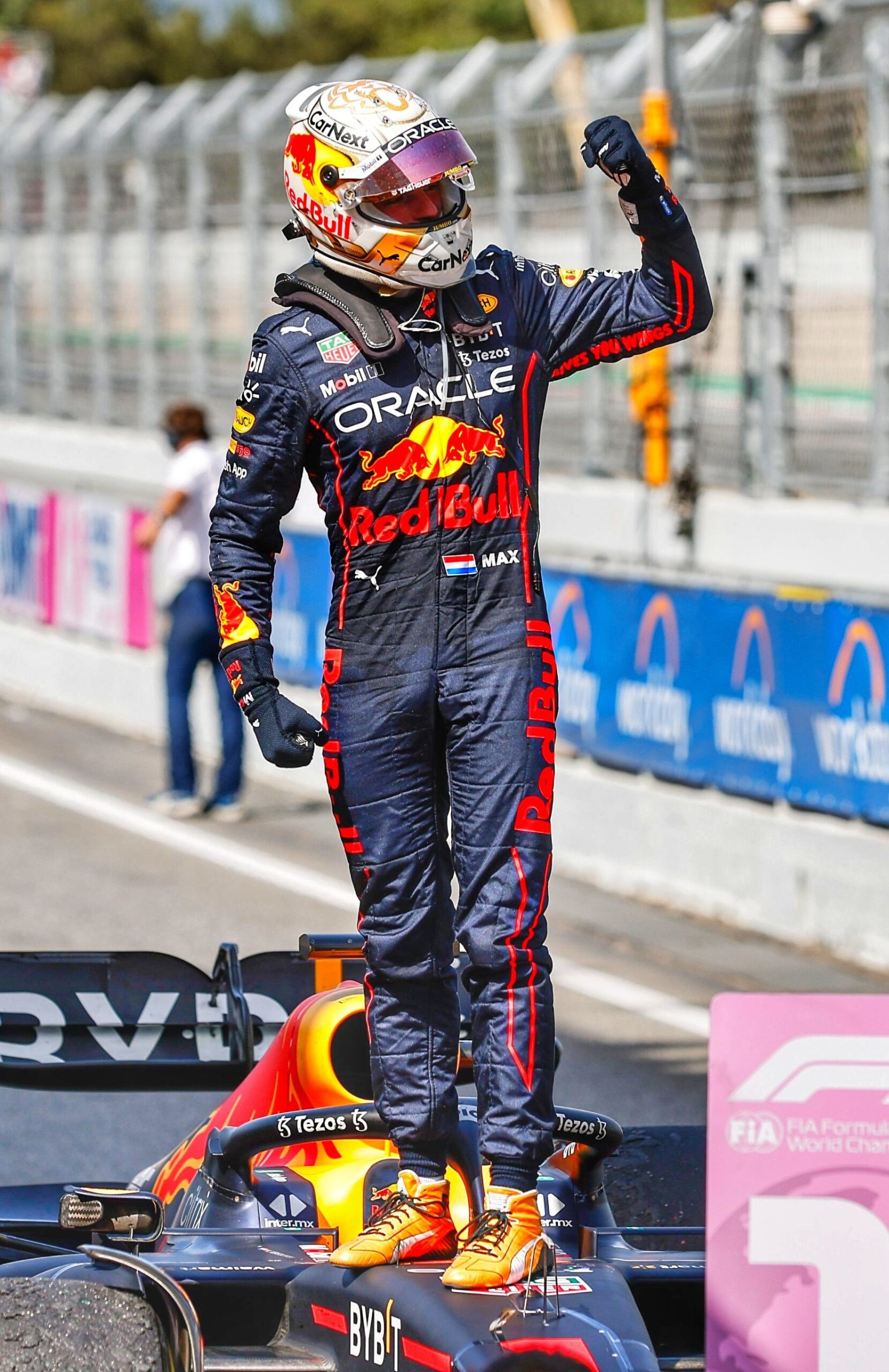 Ganó Verstappen en Azerbaiyán y sacó 21 puntos de ventaja