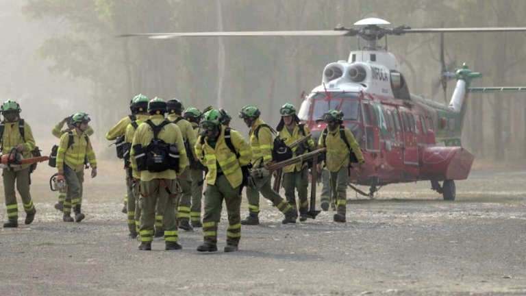 España: Evacuaron a unas 2.000 personas por un incendio forestal en Málaga