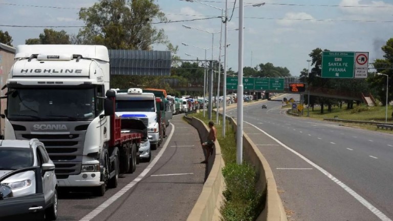 Transportistas mantienen las protestas en varias provincias y afectan a los granos