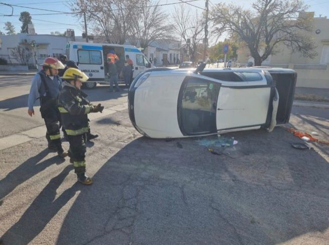 General Pico: Choque y vuelco en zona céntrica