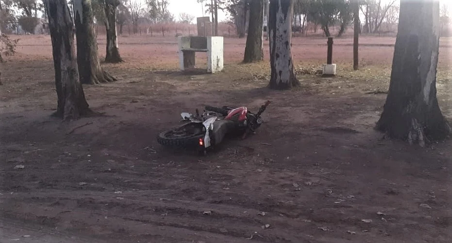 Un joven de 16 años murió por una mala maniobra con su moto