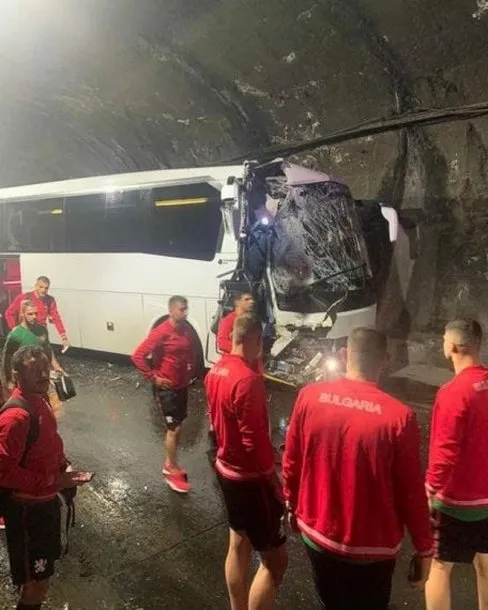 Chocó el micro que transportaba a parte del equipo de la Selección de Bulgaria