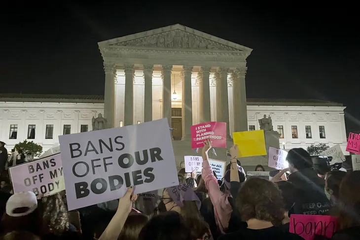 Un fallo de la Corte Suprema de los Estados Unidos provoca un revés judicial al derecho al aborto