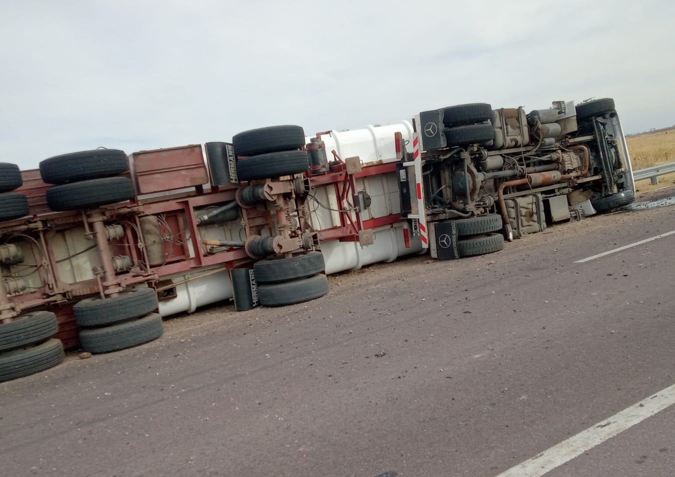 Falleció un camionero tras un vuelco en la ruta Nº188