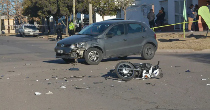 Santa Rosa: Murió una adolescente de 16 años luego de un choque entre un auto y una moto