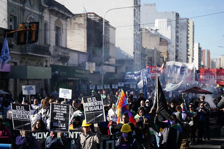 Organizaciones sociales se movilizan en reclamo de un salario básico universal