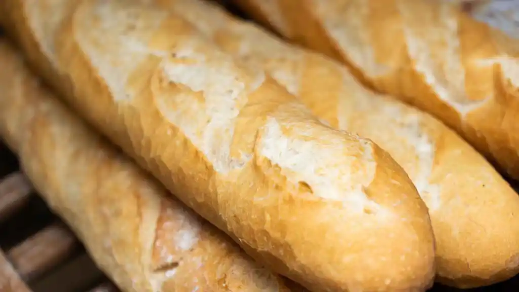 Panaderos analizan aumento del pan