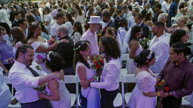 Estados Unidos: Se casaron en Nueva York 500 parejas juntas, cuyas bodas habían sido postergadas por la pandemia