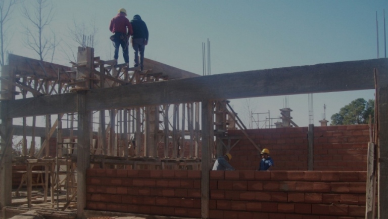 Avanza la construcción del Colegio Secundario de Arata, una obra arquitectónica con fuerte impronta regional