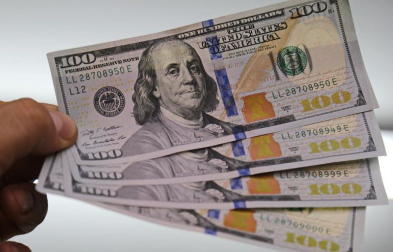 Dólar: En una tensa disparada minuto a minuto, el dólar blue tocó los $318 y cerró a $317