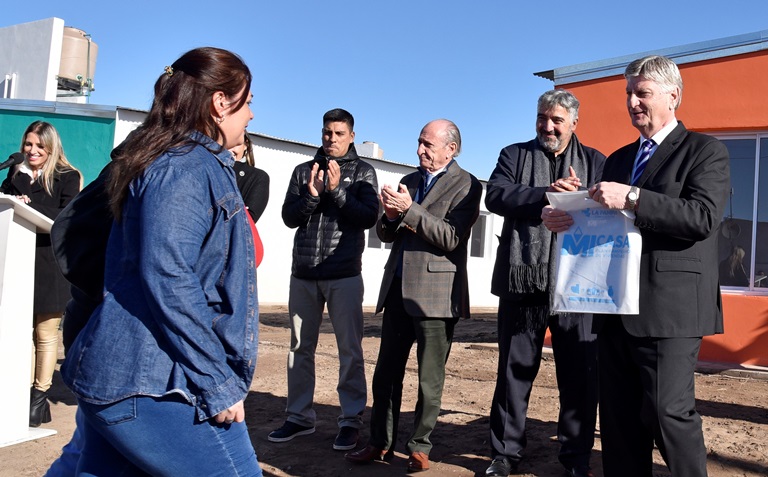 Ziliotto entregó viviendas en Santa Isabel, anunció 85 más y la construcción del nuevo hospital regional