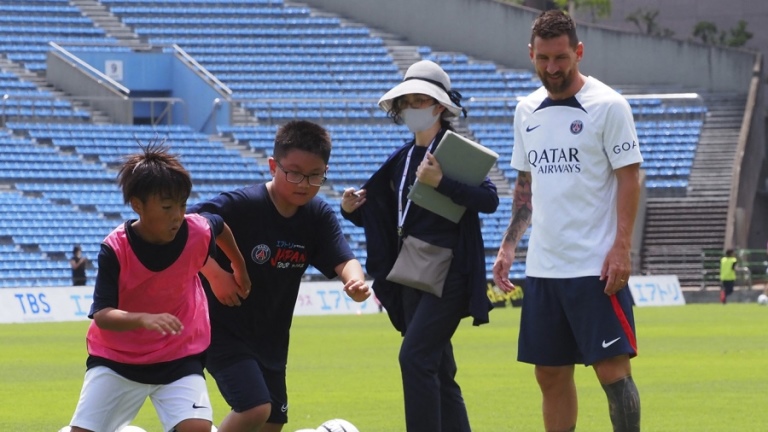 Fútbol: Fanatismo por Messi en Japón, unas 15 mil personas vieron el entrenamiento de PSG