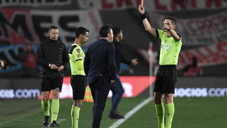 Fútbol: River perdió, Gallardo insultó al árbitro, fue expulsado y suspendió la conferencia de prensa