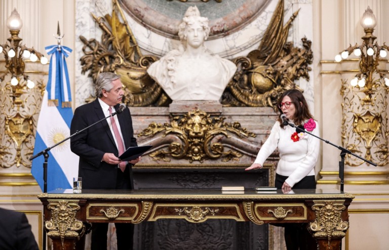 Alberto Fernández le tomó juramento a la nueva ministra de Economía, Silvina Batakis