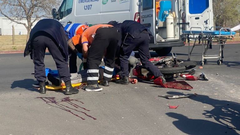 General Pico: Joven motociclista con pronóstico reservado luego de chocar contra un camión